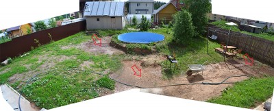 Продолжаю ровнять землю и сеять газон, соскребаю неровный слой глины около дома.