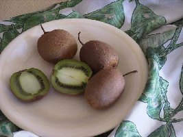 Плоды киви крупным планом, на разрезе ясно видны мелкие семена-зернышки